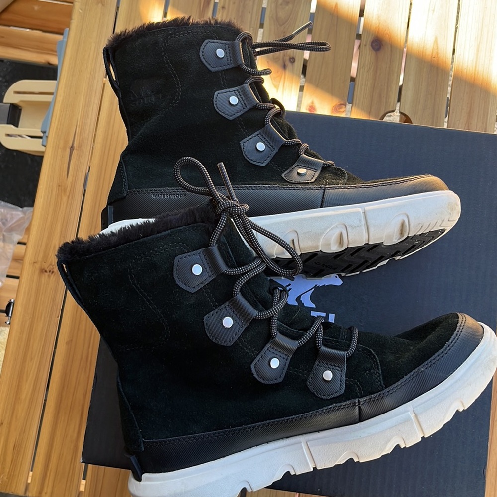 SOREL EXPLORER II WATERPROOF FAUX FUR LINED BOOT- SIZE 8